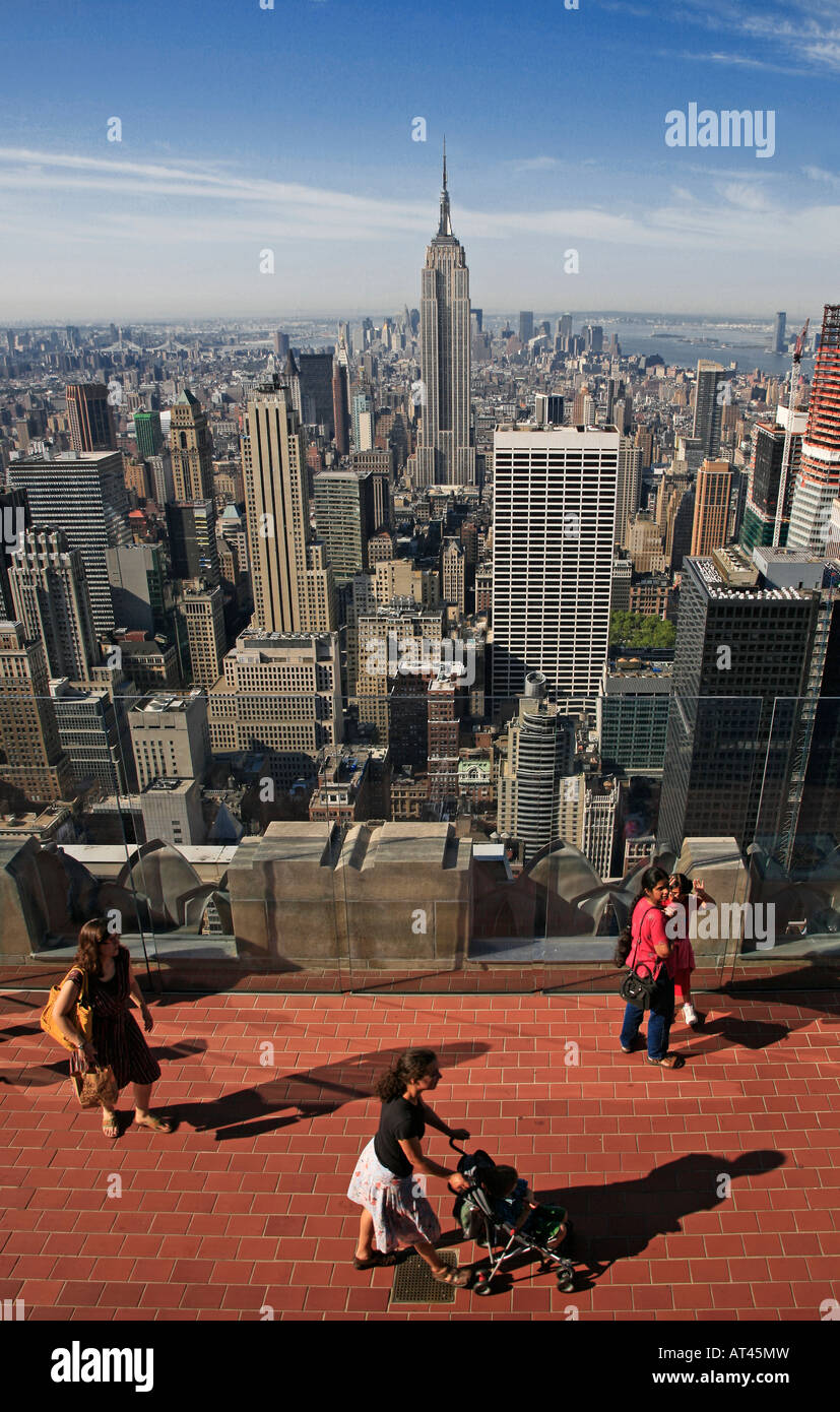 Blick auf das EMPIRE STATE BUILDING vom oberen Rand der ROCK ROCKEFELLER CENTER NEW YORK CITY Stockfoto