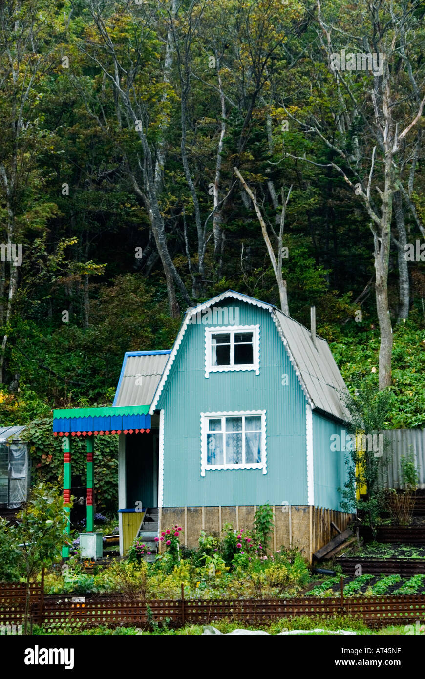 Typische Datscha auf Kunaschir Insel in Kuril Insel Kette russischen Fernen Osten Stockfoto