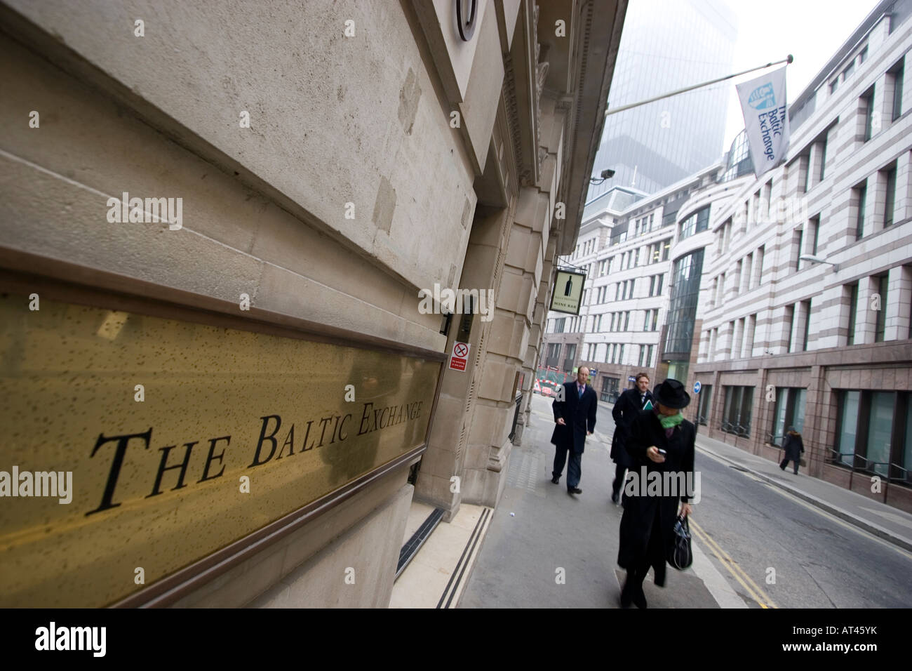Die Baltic Exchange City of London, mit City Workers am Eingang Stockfoto