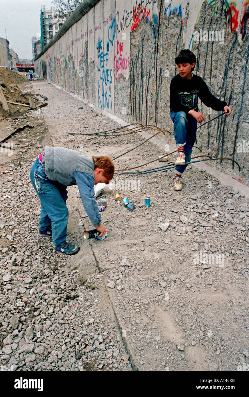 Der Fall der Berliner Mauer 1989. Ein Kinder-Sprühfarbe Felsen als echte Graffiti von der Wand zu verkaufen. Stockfoto