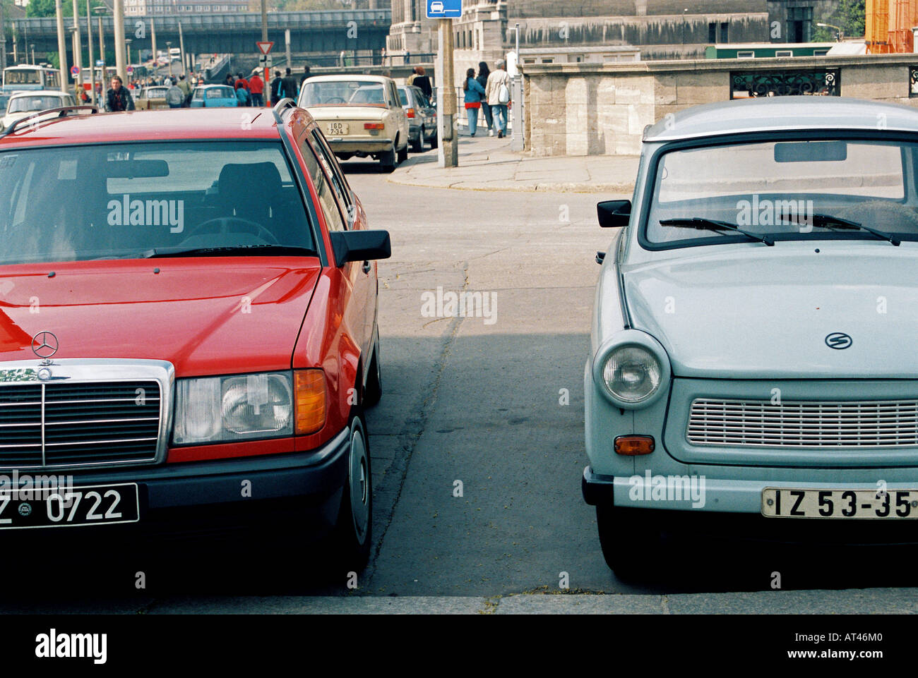 Eine westdeutsche Mercedes parkte neben einem ostdeutschen Trabant. Der Fall von Berlin, 1989. Stockfoto