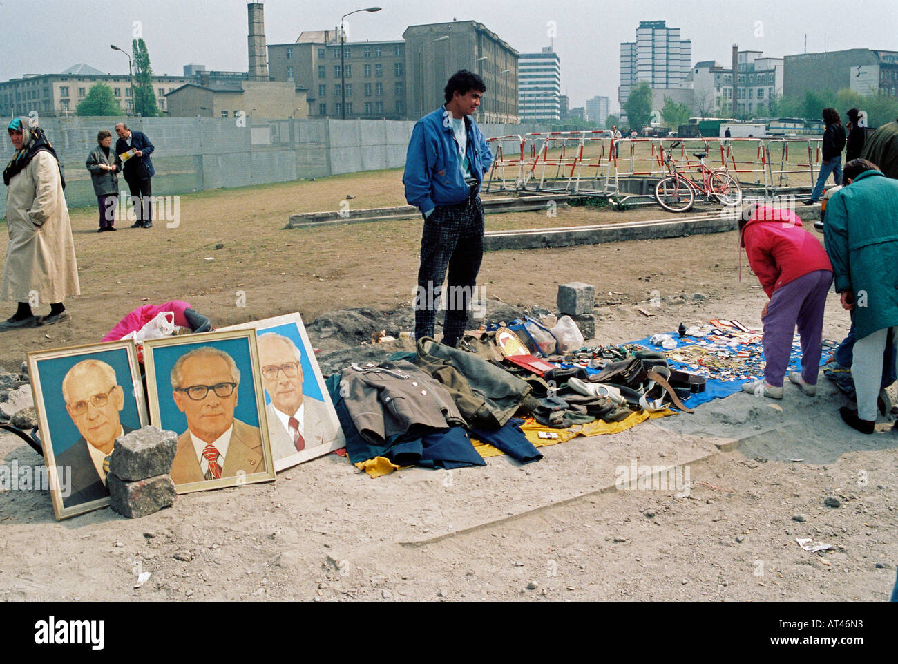 Der Fall der Berliner Mauer 1989. Eine Straße Markt Stall Inhaber verkauft Memorabillia aus Ost-Berlin Stockfoto