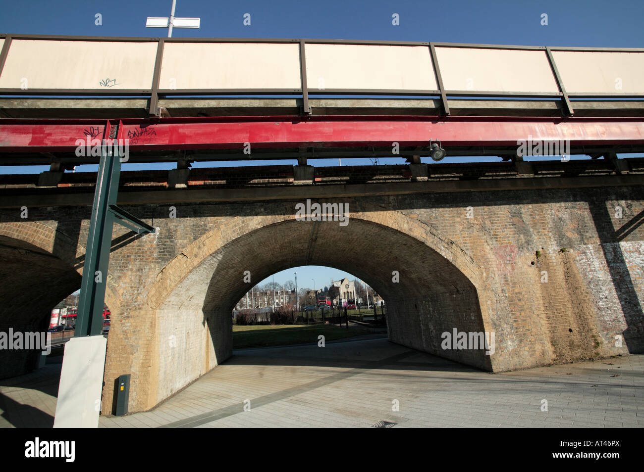 Weitwinkel Schuss von Lewisham Eisenbahnbrücke bei Kornmühle Gardens, Lewisham Stockfoto