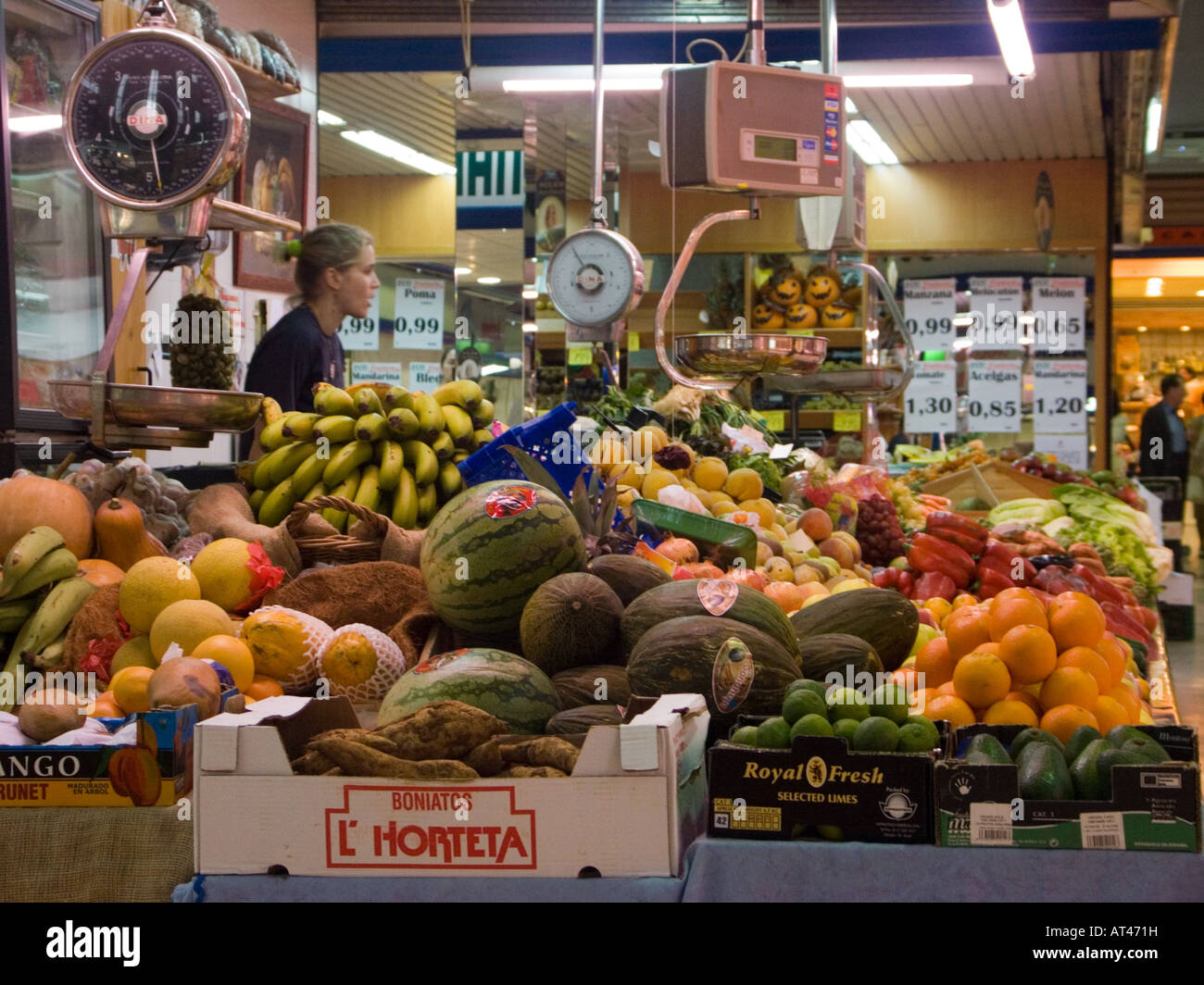 Obst und Gemüse Stall mit Fräulein Anbieter im Central Market Gebäude, Reus, Spanien Obst und Gemüse Stall mit Fräulein Anbieter im Central Market Gebäude, Reus, Spanien