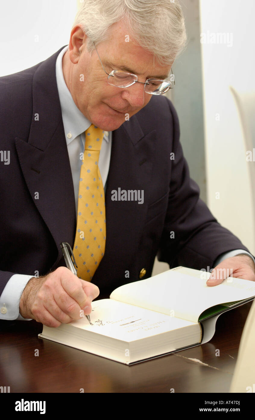 Der ehemalige konservative Premierminister John Major Unterzeichnung Buch beim The Guardian Hay Festival 2007 Heu auf Wye Powys Wales UK EU Stockfoto