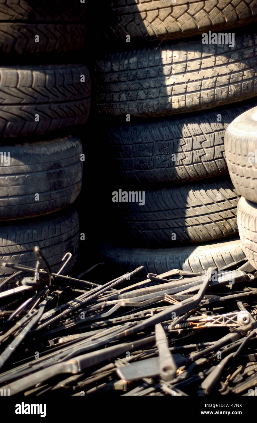 Alte Autoreifen in einem Schrottplatz in Dun Laoghaire Co Dublin Stockfoto