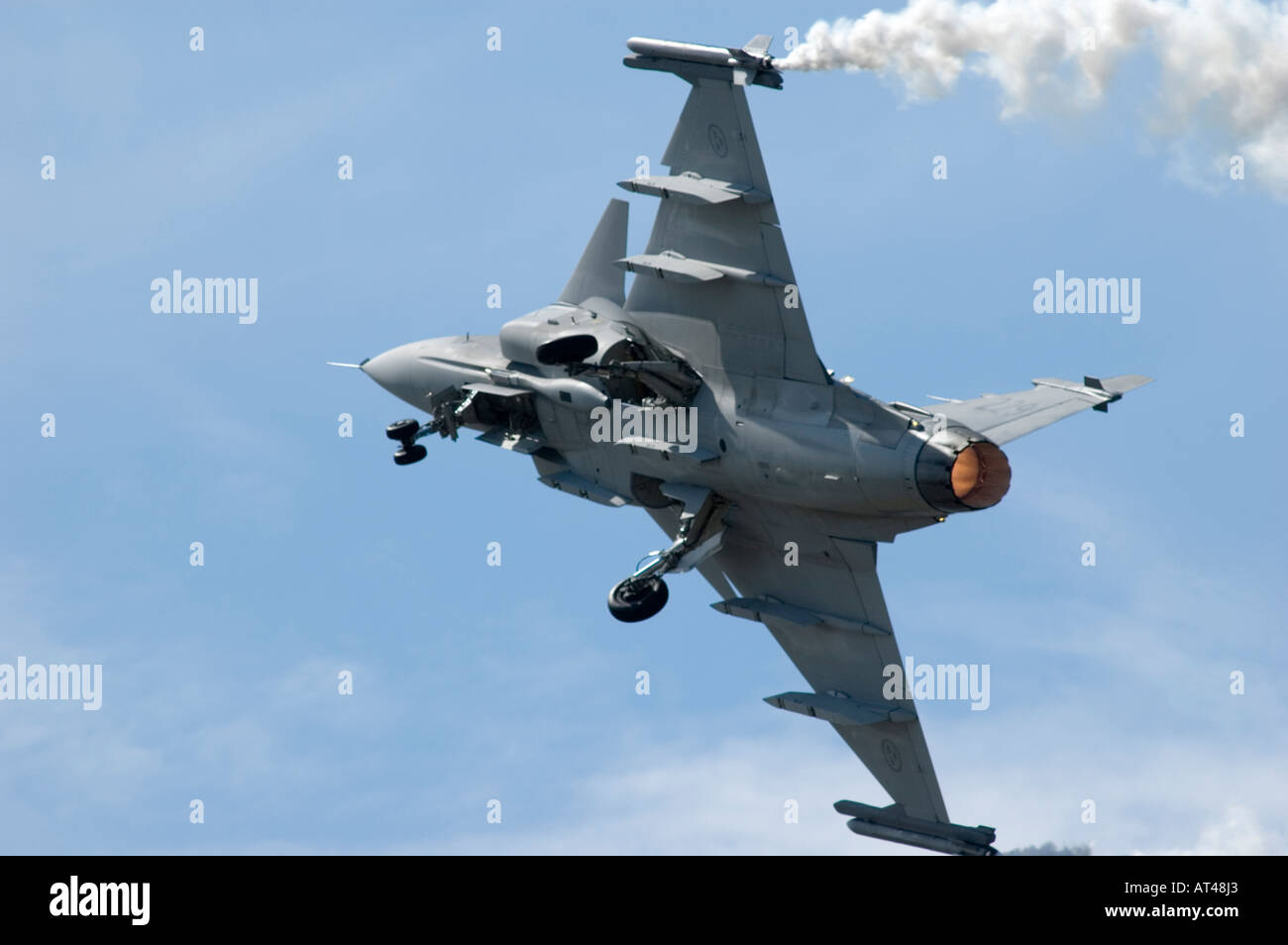 Saab Gripen fliegen auf die 2006 Farnborough International Airshow, Vereinigtes Königreich. Stockfoto