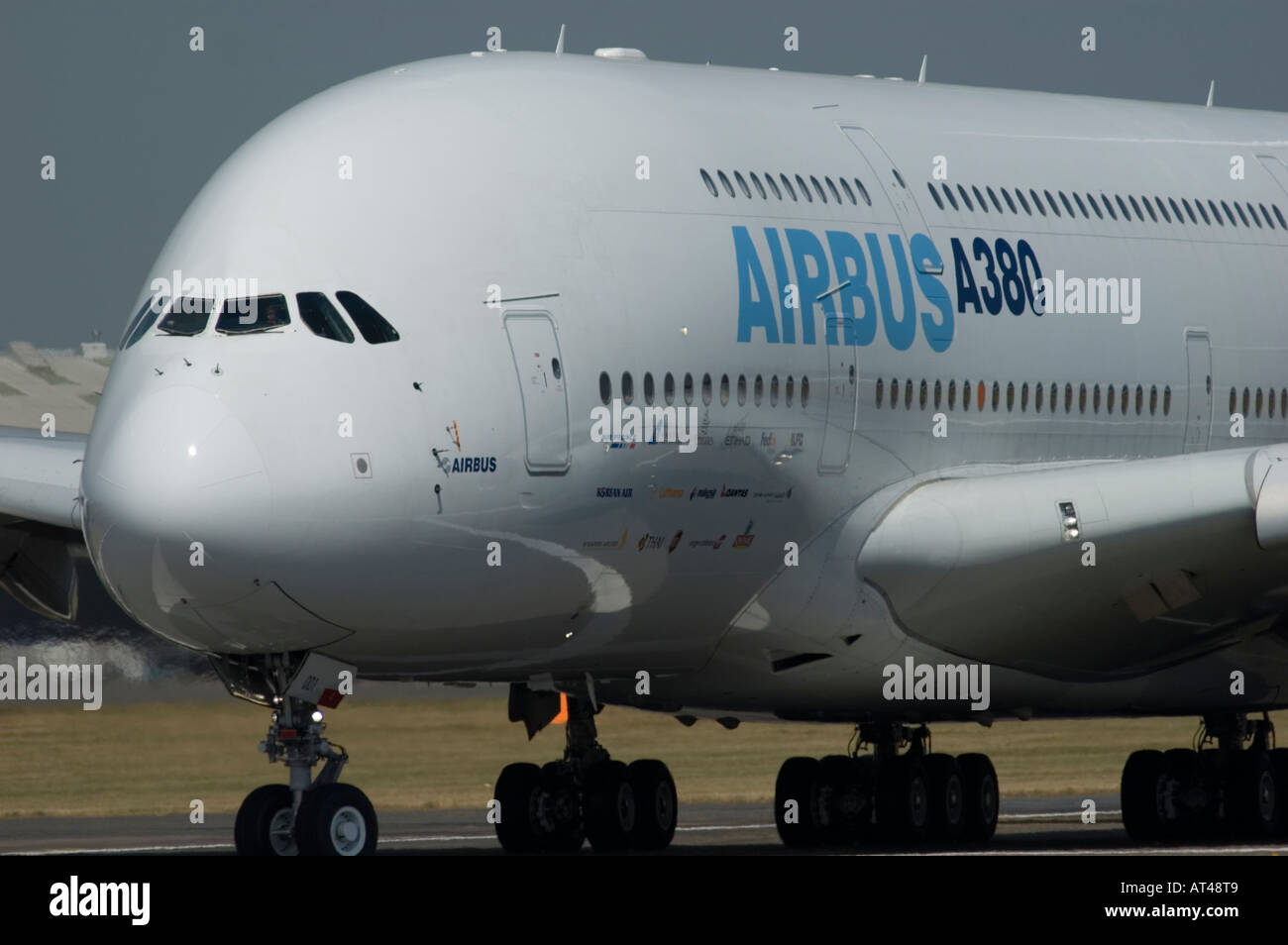 Der Airbus A380-800 fliegen zum ersten Mal in der 2006 Farnborough International Airshow, Vereinigtes Königreich. Stockfoto