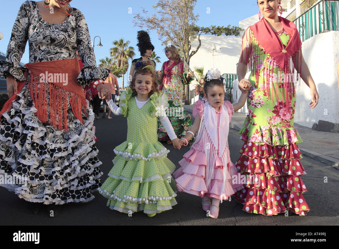 Mütter und Töchter in Flamenco-Kleid für die Karneval Parade Los Gigantes-Teneriffa-Kanarische Inseln-Spanien Stockfoto