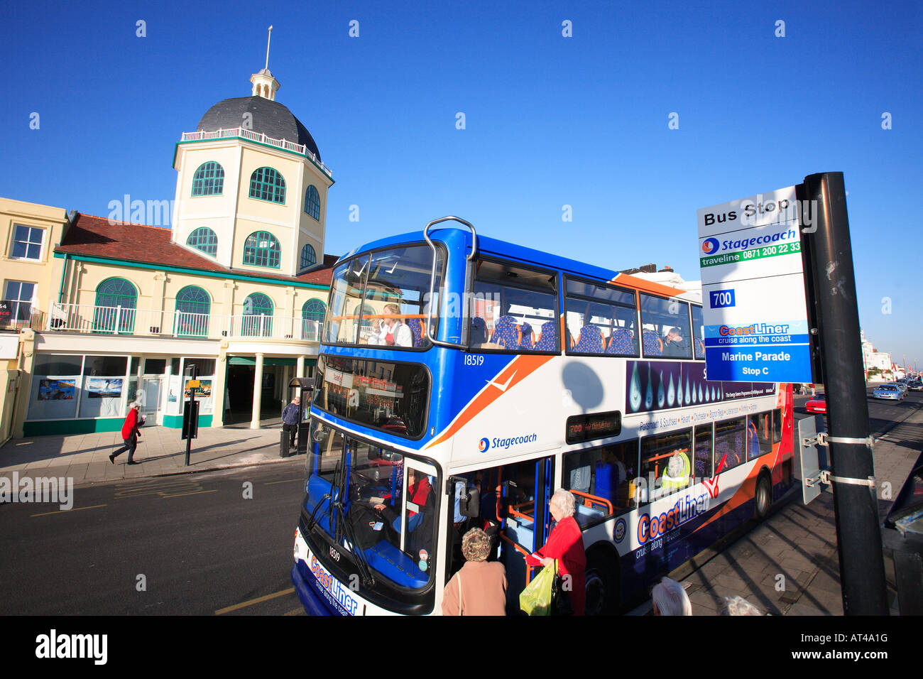 Vereinigtes Königreich West Sussex Worthing ein Doppeldecker-Bus vor dem Dom Kino Stockfoto