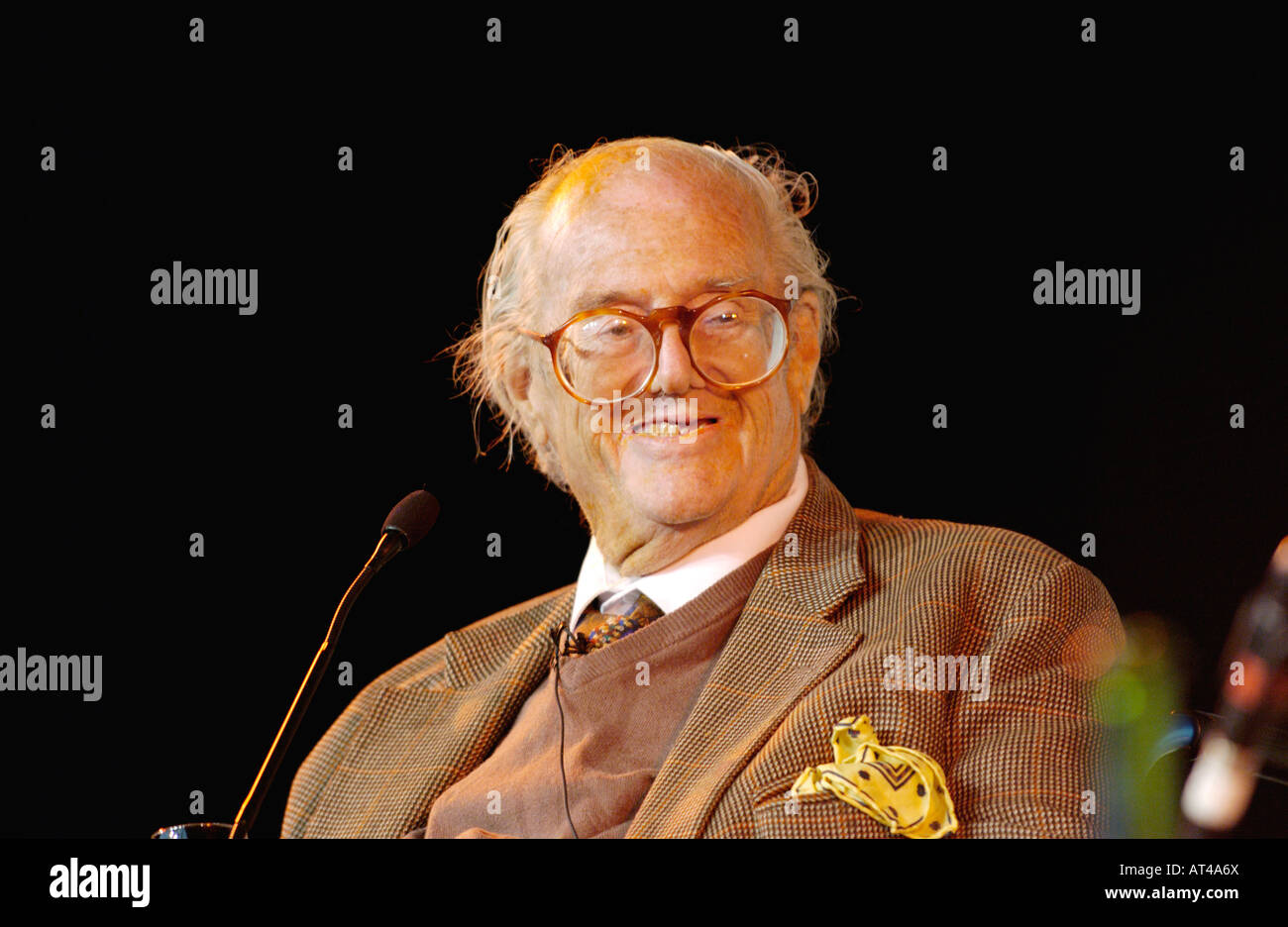 Sir john mortimer qc Fotos und Bildmaterial in hoher Auflösung Alamy