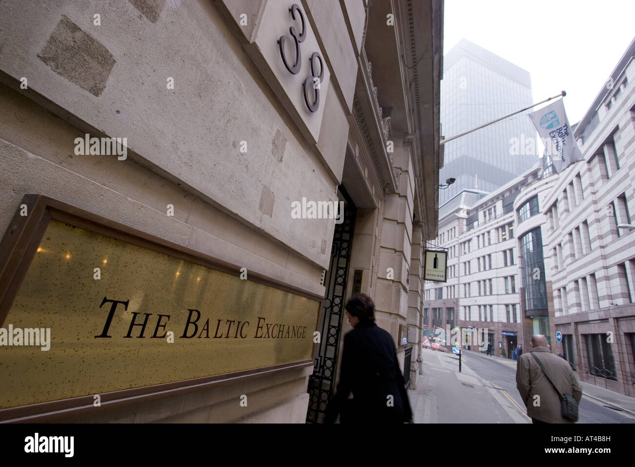 Die Baltic Exchange City of London, mit City Workers am Eingang Stockfoto
