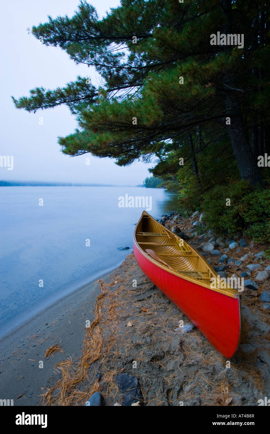 Ein Kanu am Ufer des Seboies Sees in der Nähe von Millincoket, Maine. Stockfoto