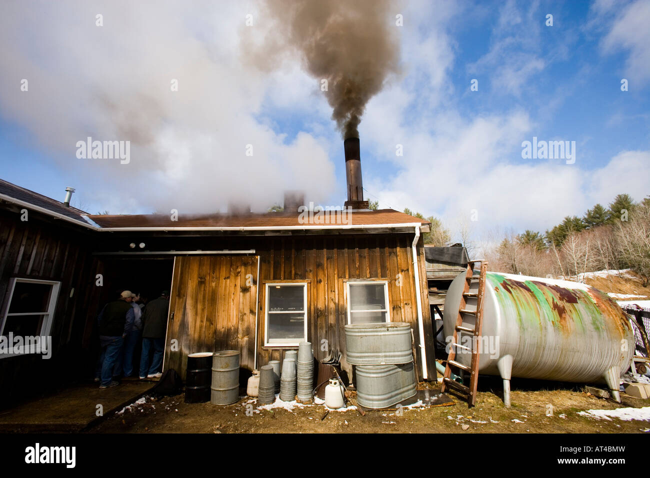 Holz-Rauch und Dampf strömt unsere eines Zucker-Hauses in Barrington, New Hampshire.  Sugar Shack. Stockfoto