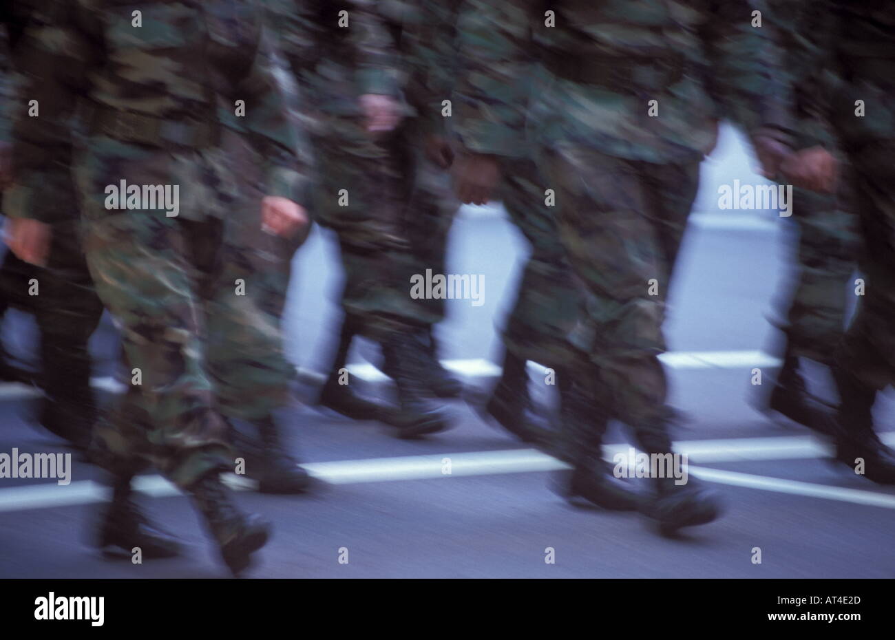 Soldaten in die Schlacht marschierten Stockfoto