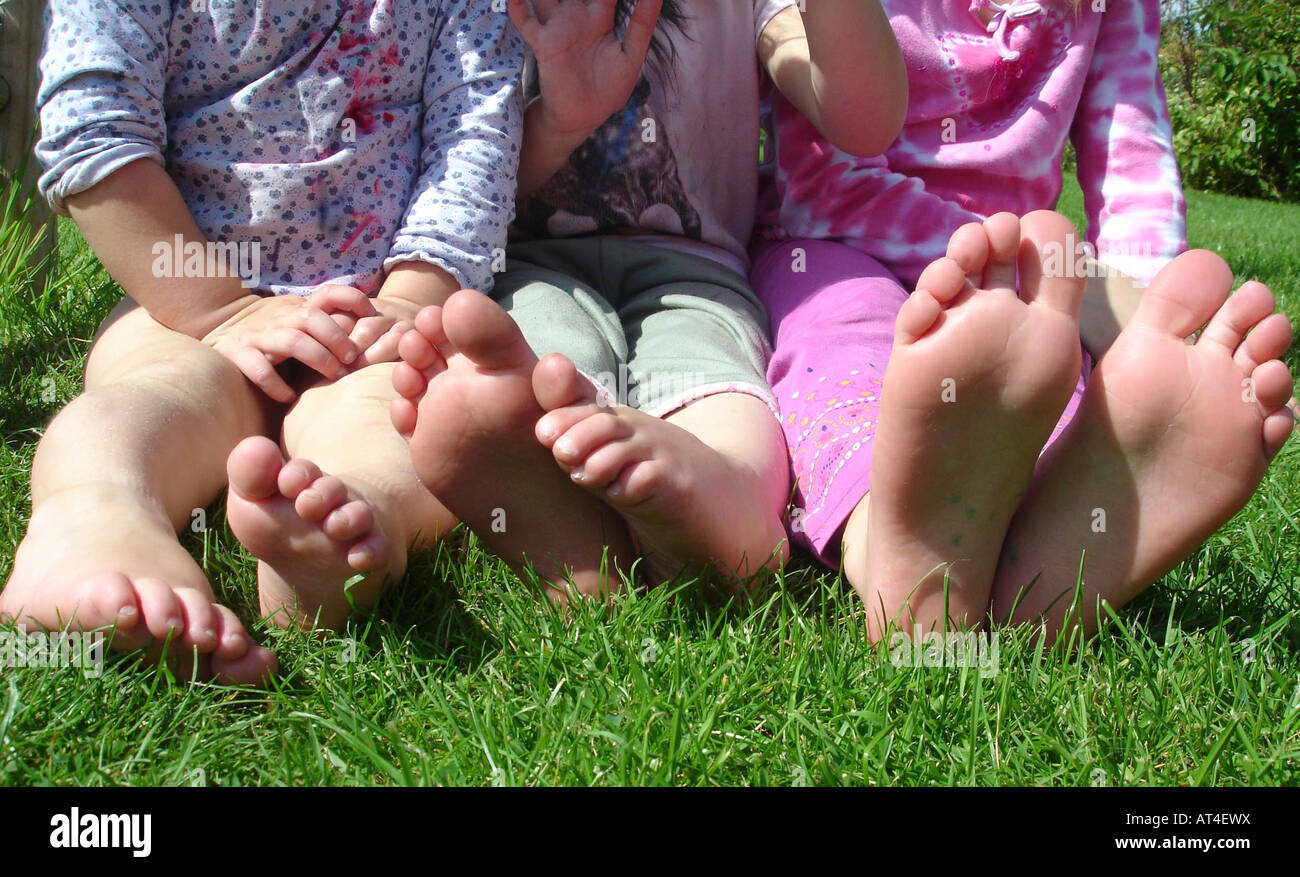 Drei Paare Junge Kinder Barfuß Stockfotografie Alamy 