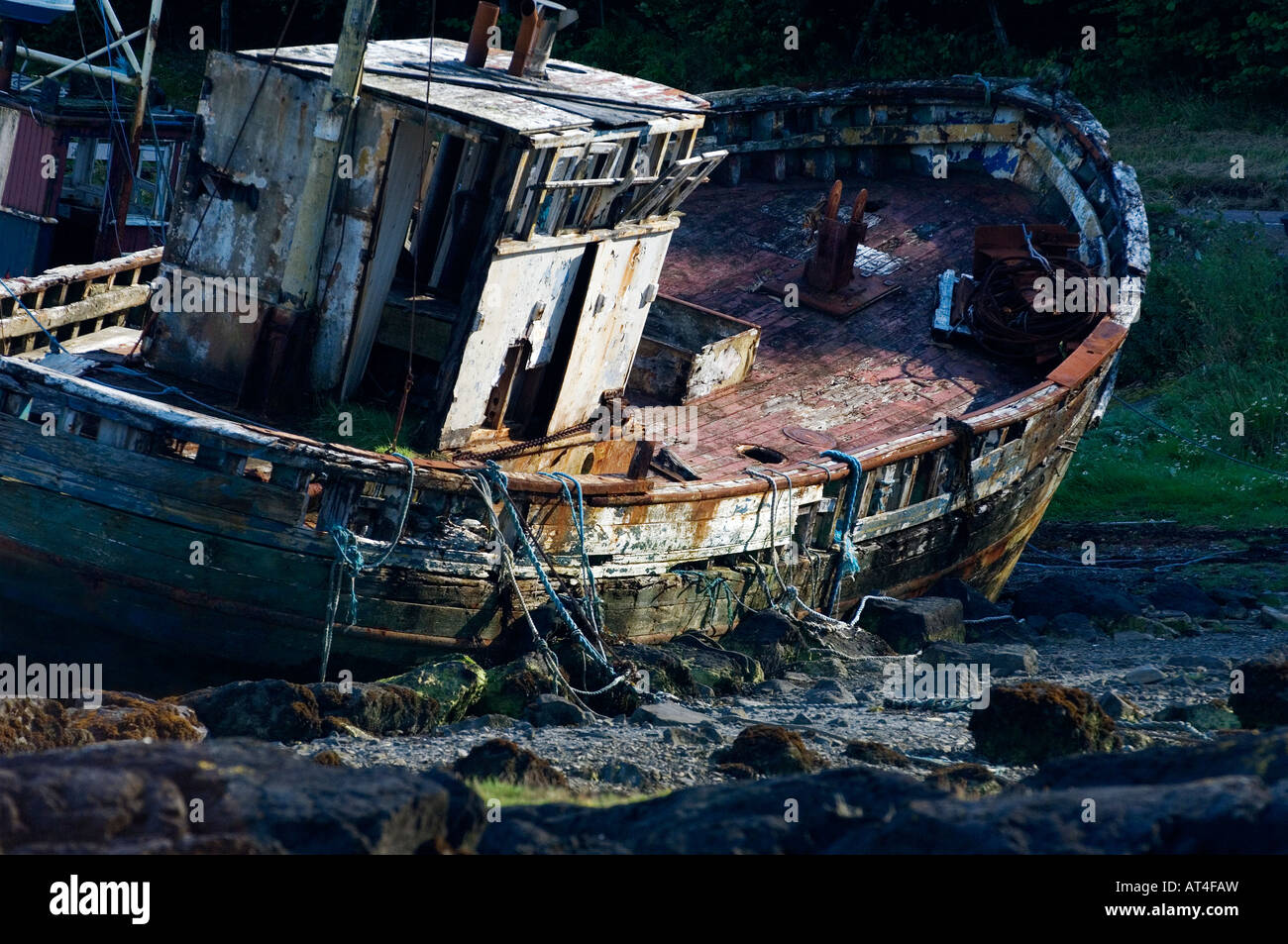 Isle of Mull, Inneren Hebriden, Schottland. Küstenfischerei Boot an der Küste Salen verfallenden aufgegeben Stockfoto