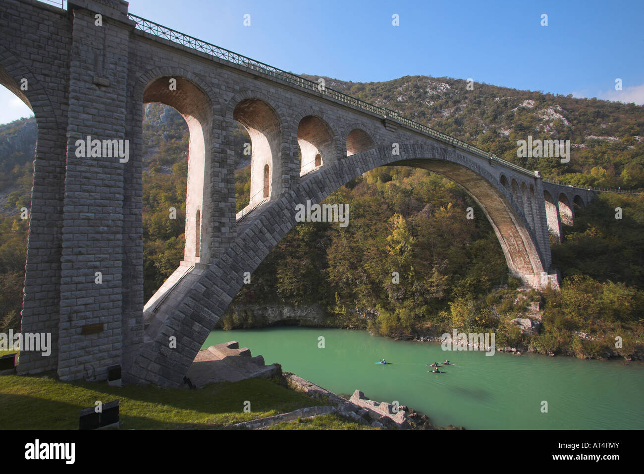 Eine Eisenbahnbrücke über Soca Fluss in der Nähe von Solkan. Stockfoto