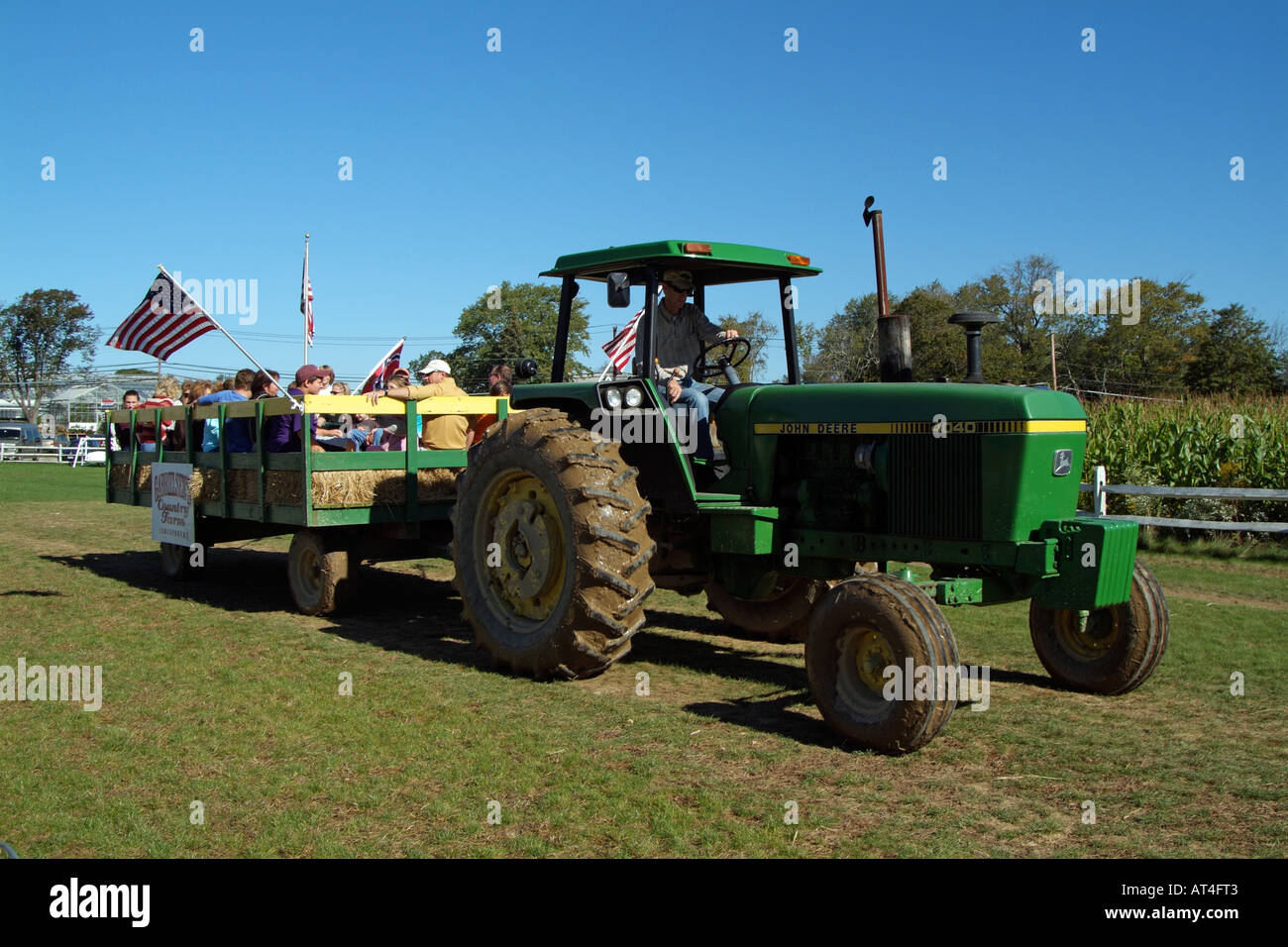 John Deere 4040 Modell Traktor Anhänger von Touristen, die eine Farm Tour Long Island New York USA ziehen Stockfoto