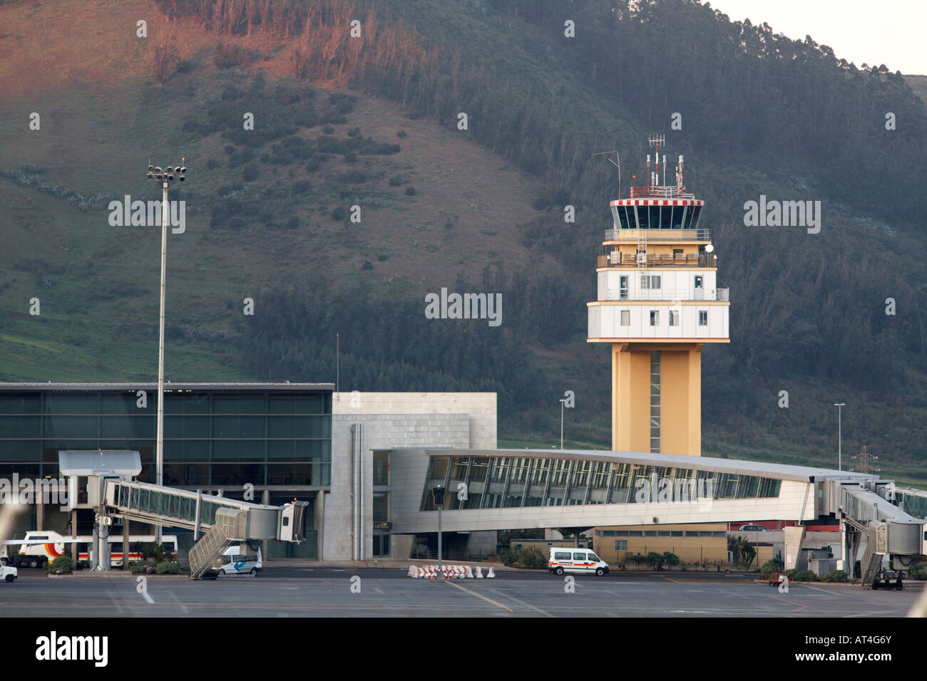 Control Tower Gehwege und Terminal Gebäude von Los Rodeos Flughafen Teneriffa Nord TFN Teneriffa Kanarische Inseln Spanien Stockfoto