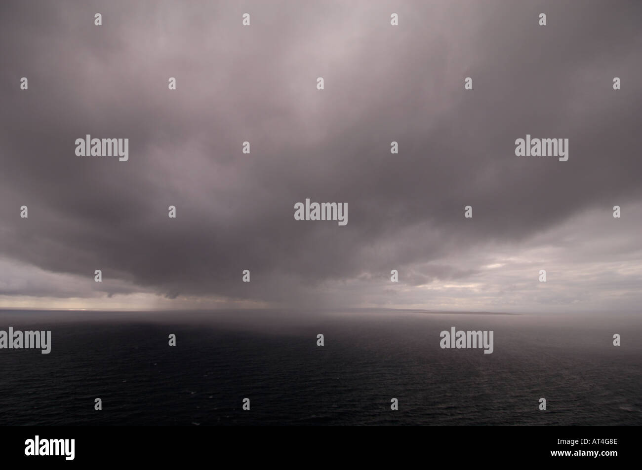 dunkel grau grau Sturm Regen Wolke Meer Bö nähert sich über Meer. Am Horizont sind die Aran-Inseln in der Bucht von Galway West Irland Stockfoto