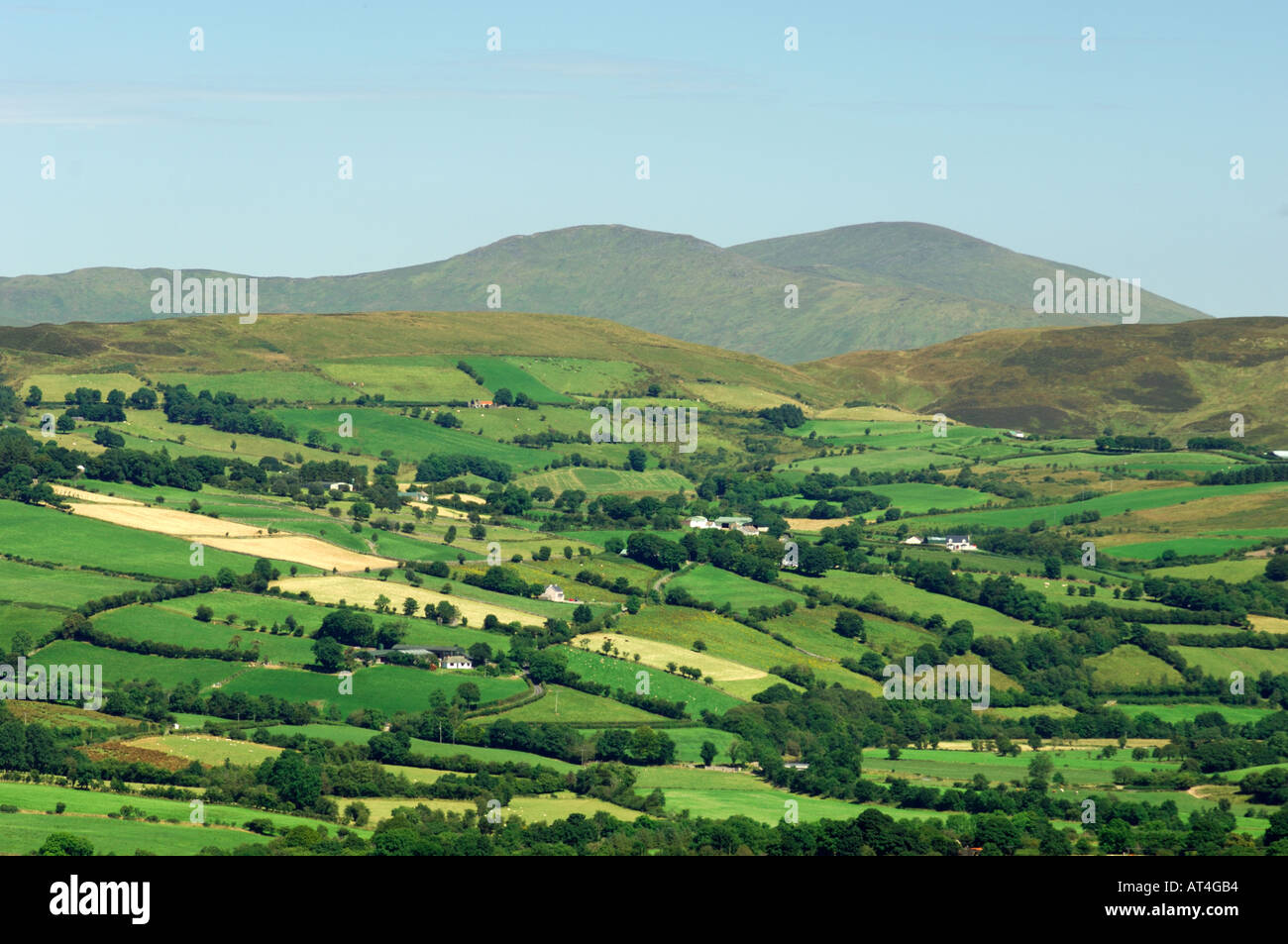 Sperrin Mountains, Grafschaft Tyrone, Nordirland. Nordosten über Ackerland Tal des Flusses Owenkillew auf Sawel Berg. Stockfoto