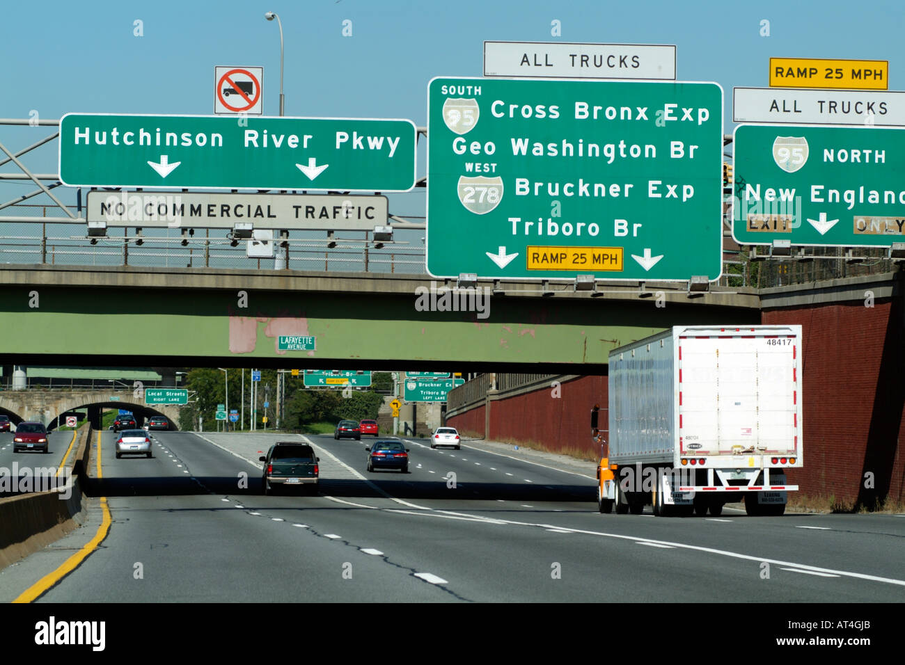 Highway-System und Hinweisschilder. New York USA. Fahrspuren. Stockfoto
