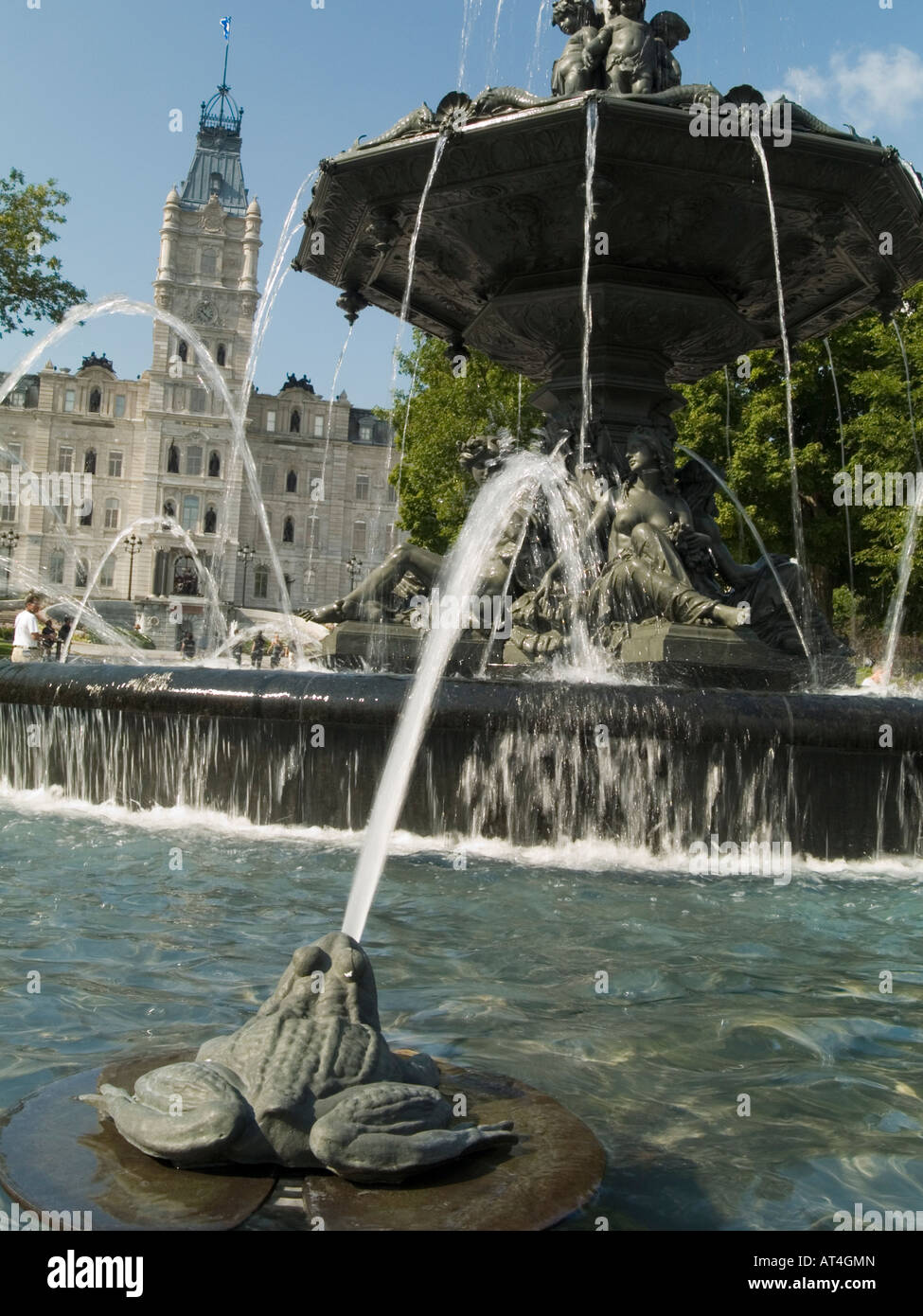 Ein Brunnen vor der Nationalversammlung Nationale, das provinzielle Parlamentsgebäude in Quebec City, Kanada Stockfoto