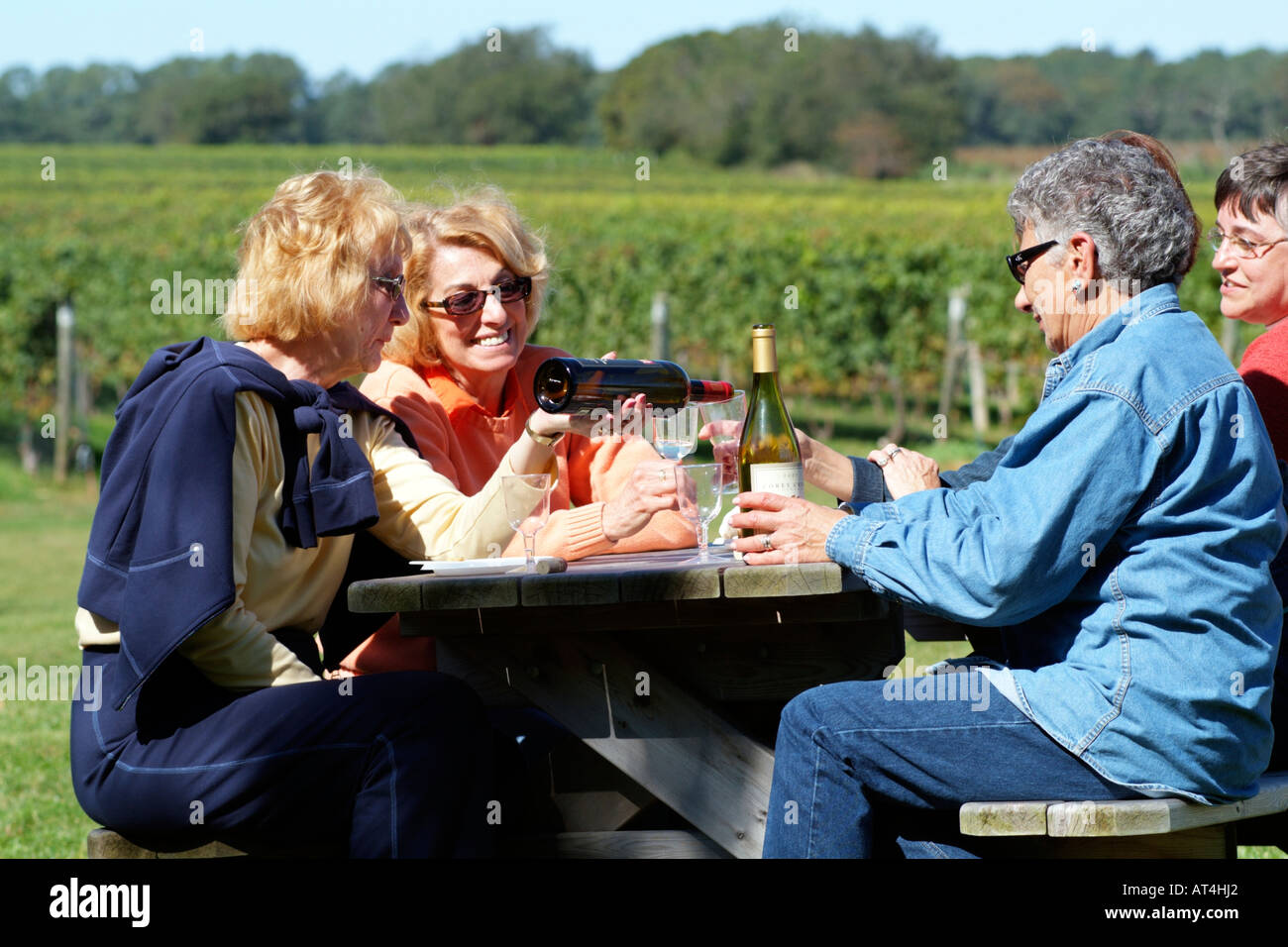Frauen-Weinprobe in Bedell Weingut Long Island New York USA Stockfoto