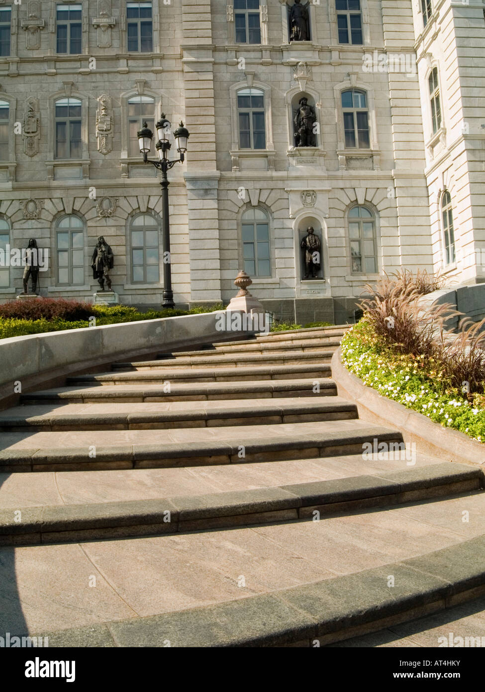 Stufen hinauf auf die Nationalversammlung Nationale, das provinzielle Parlamentsgebäude in Quebec City, Kanada Stockfoto