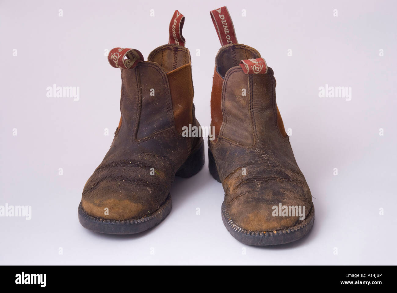 Altes, gut getragenes Paar elastischer Gartenarbeitsstiefel Stockfoto