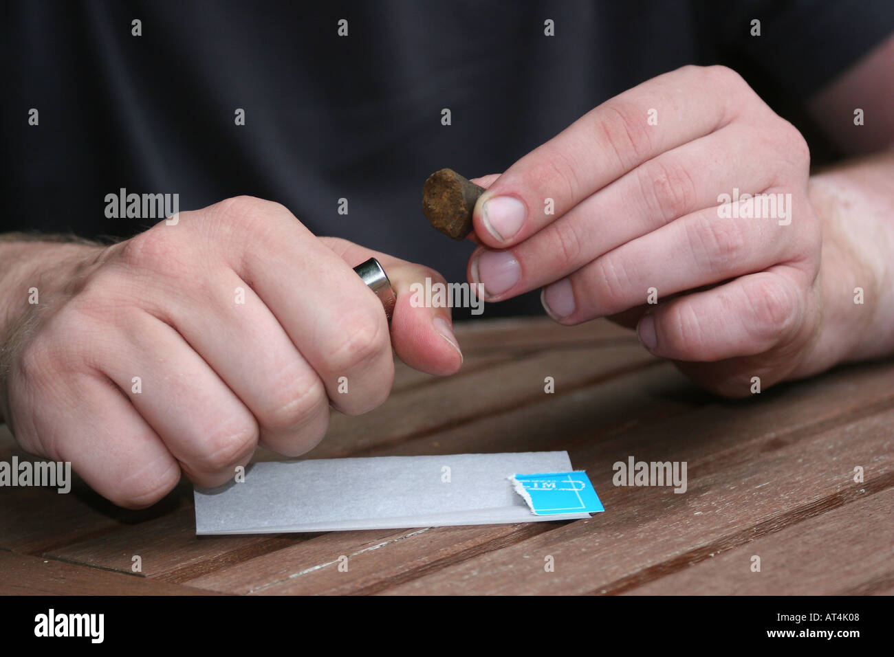 Mann, der Marihuana gemeinsame Stockfoto