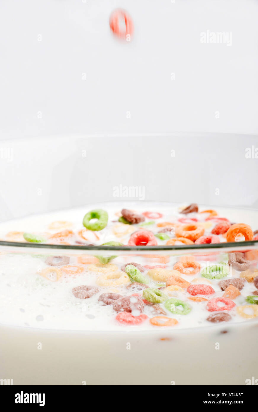 Müsli bunte Ringe Cheerios in einer Glasschale mit Milch von oben Bilder Bilder Fotos sehr hochauflösendes vertikales Format in den USA USA Hi-res Stockfoto