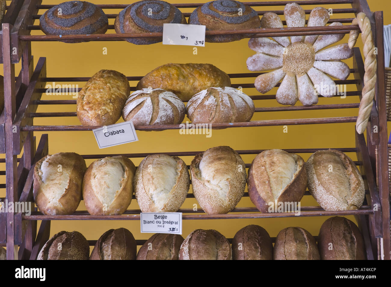 Auswahl an frisch gebackenes Brot auf einem Holzregal Stockfoto