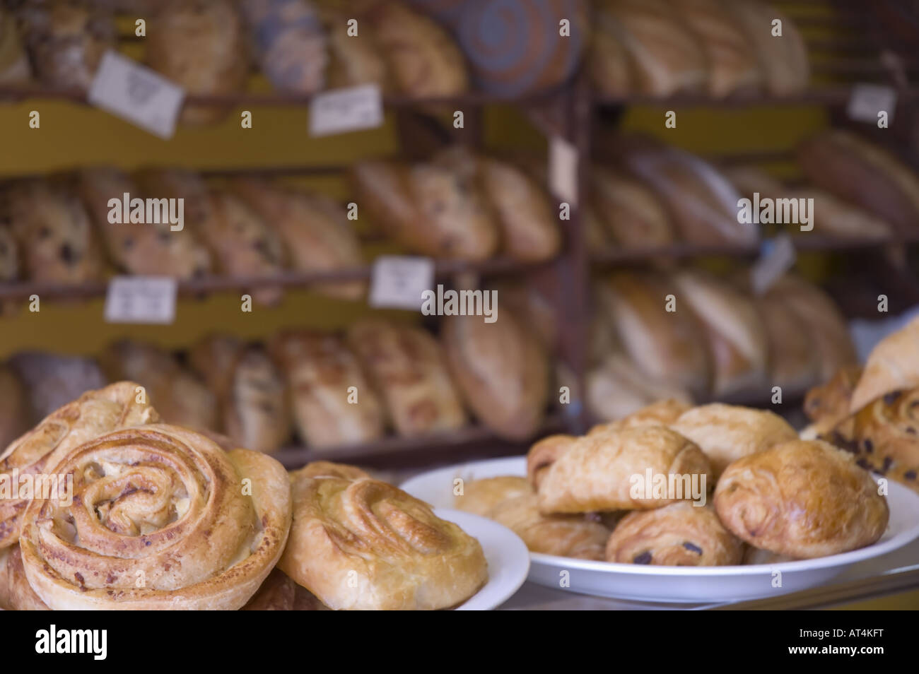 Eine Anzeige von frischem Brot in einer lokalen Bäckerei Stockfoto