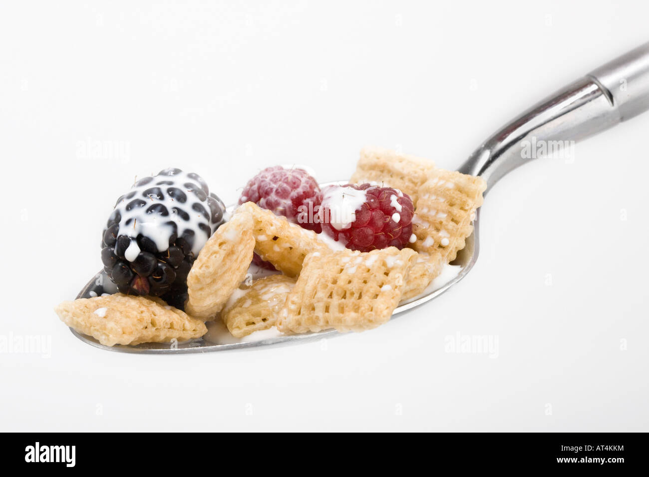 Müsli, amerikanisches Frühstück mit Obst und Milch auf einem Löffel Löffel voller Fotomotiv-getränkter Ausschnitt horizontal von oben in den USA Hi-res Stockfoto