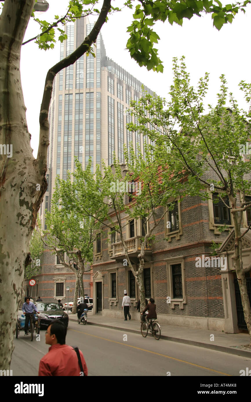 Straße Szene Xintiandi Gebiet von Shanghai China einen gehobenen Bereich für ausländische Besucher restaurierte umgebaut und neue Gebäude Stockfoto