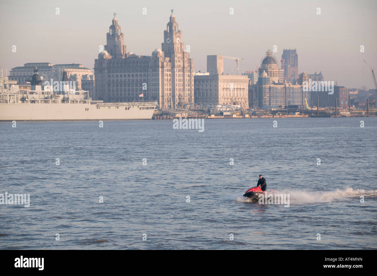 Mann auf Jetski auf den Fluss Mersey mit Liverpool Stadt im Hintergrund Stockfoto