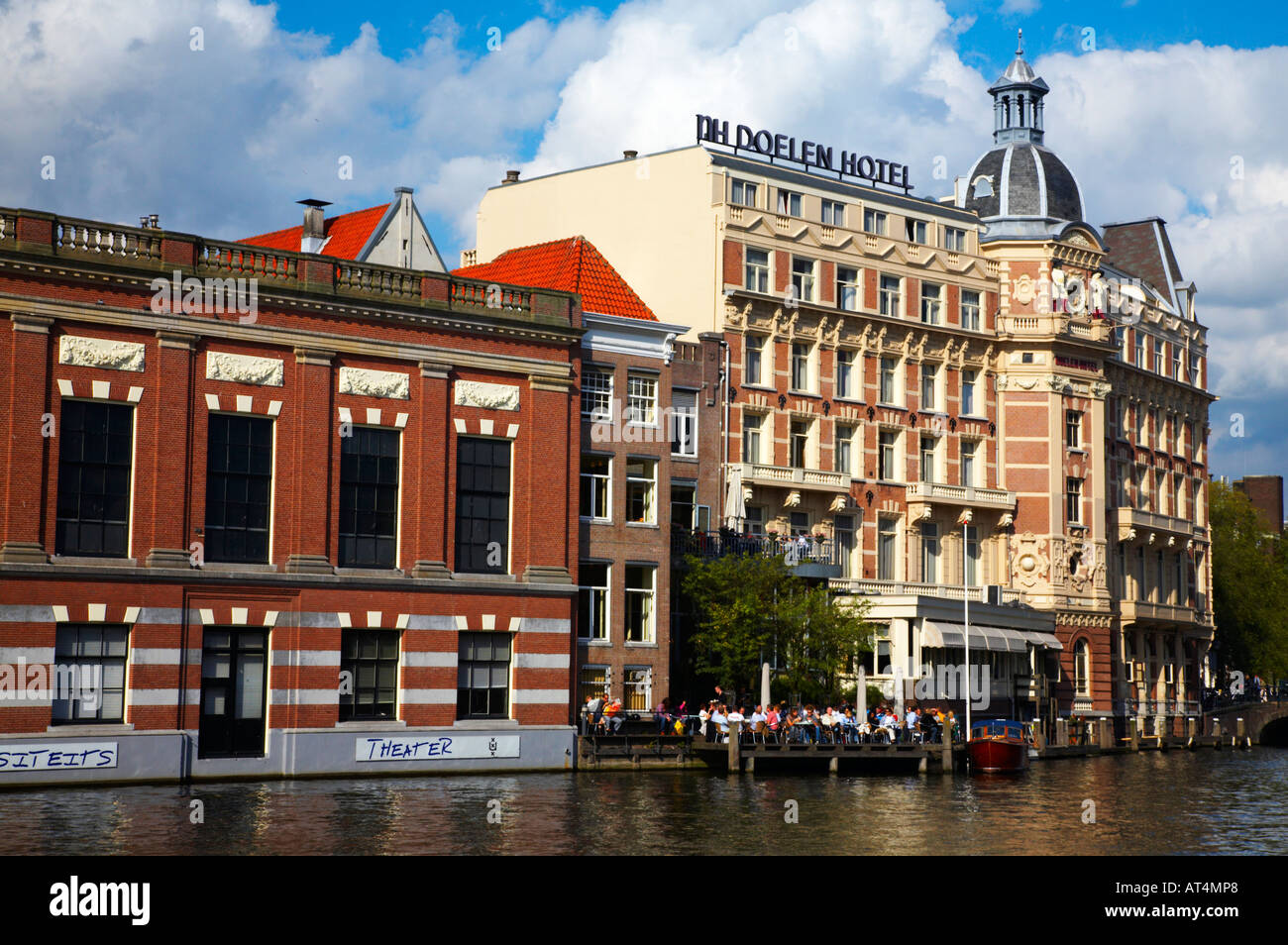 Niederlande, Nord-Holland, Amsterdam. Das älteste Hotel in Amsterdam, das NH Doelen Hotel befindet sich auf der Amstel Stockfoto