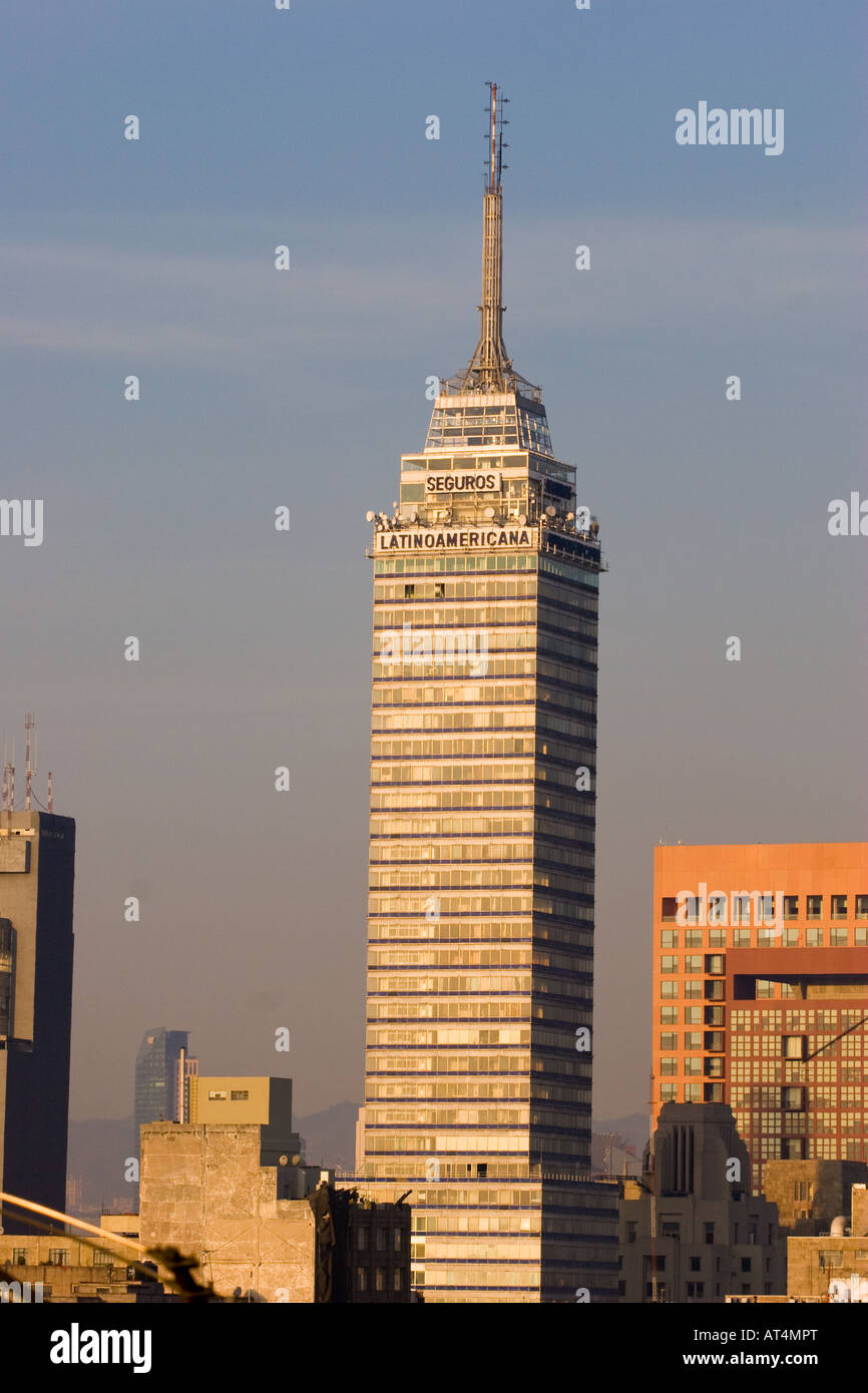 Ein Blick auf den Torre Latinoamericana (Latin American Tower) in den frühen Morgenstunden, Mexiko-Stadt DF. Stockfoto