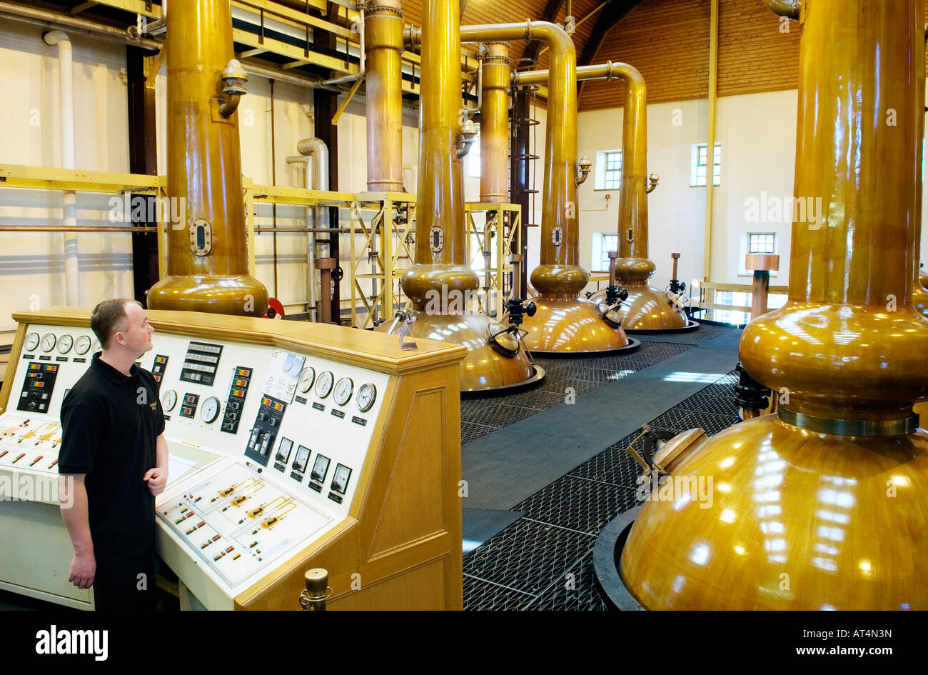 Glenmorangie Distillery in Tain. Mann Robert Nicholson überwacht noch Kupfer Topfstille noch herein. Highland, Schottland Stockfoto