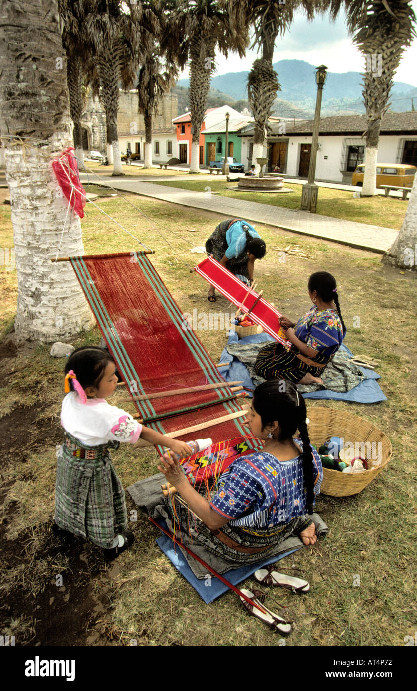 Guatemala Antigua Weben mit Backstrap loom Stockfoto