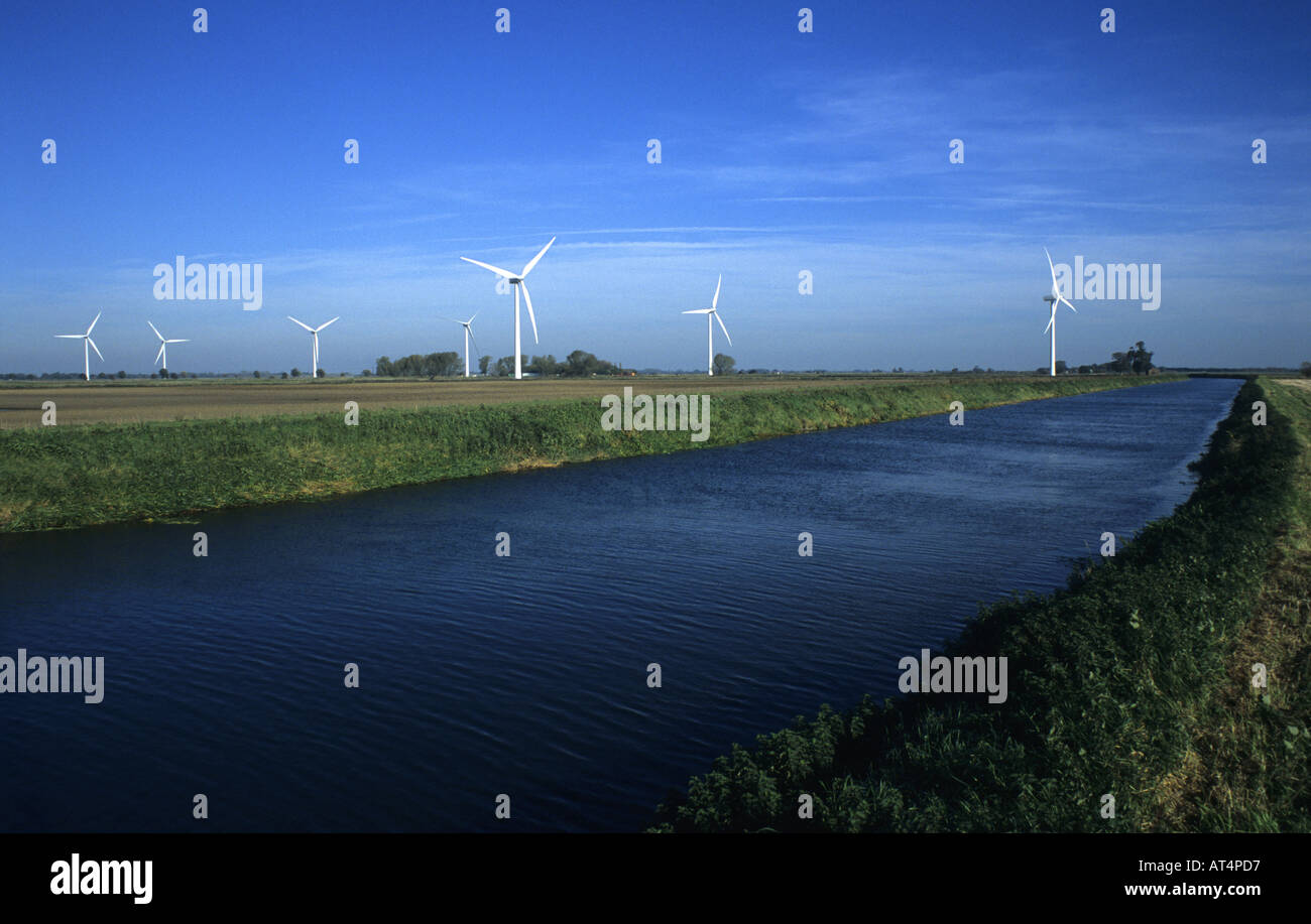 Windkraftanlagen entlang Fluss Nene auf The Fens in der Nähe von März, Cambridgeshire, England, UK Stockfoto