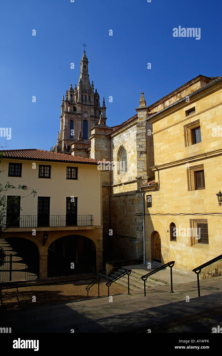 Ansicht der hinteren Fassade und der Turm der Basilika begoña Stockfoto