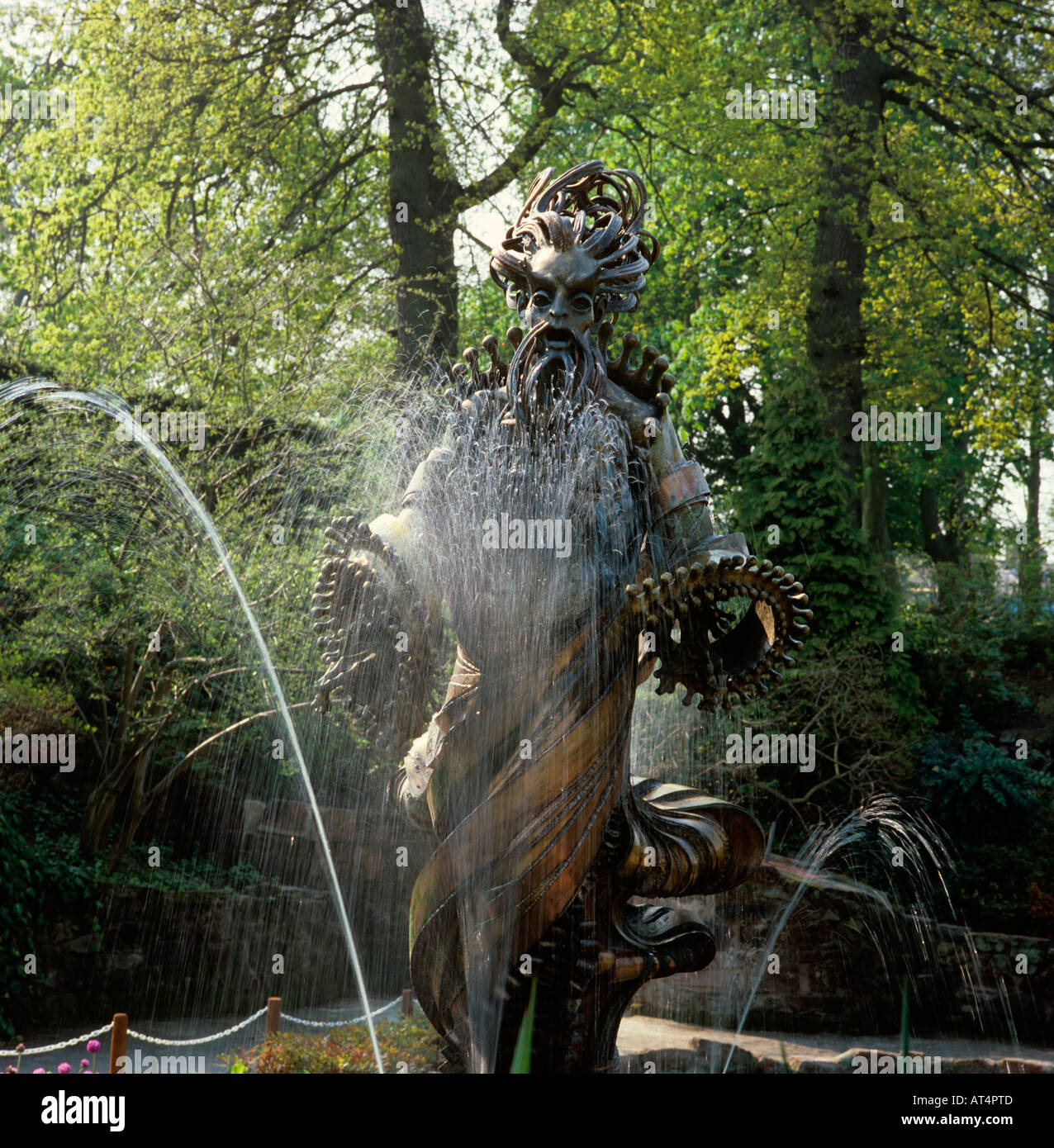 UK Cheshire Chester Zoo Gärten im Frühling Noah Statue von Sean Rice Stockfoto