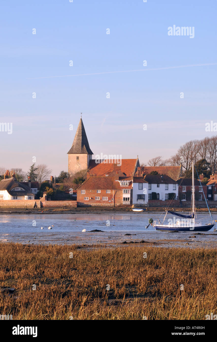 Bosham Waterfront und Kirche Turm aus dem Schilf in Chichester Harbour Stockfoto