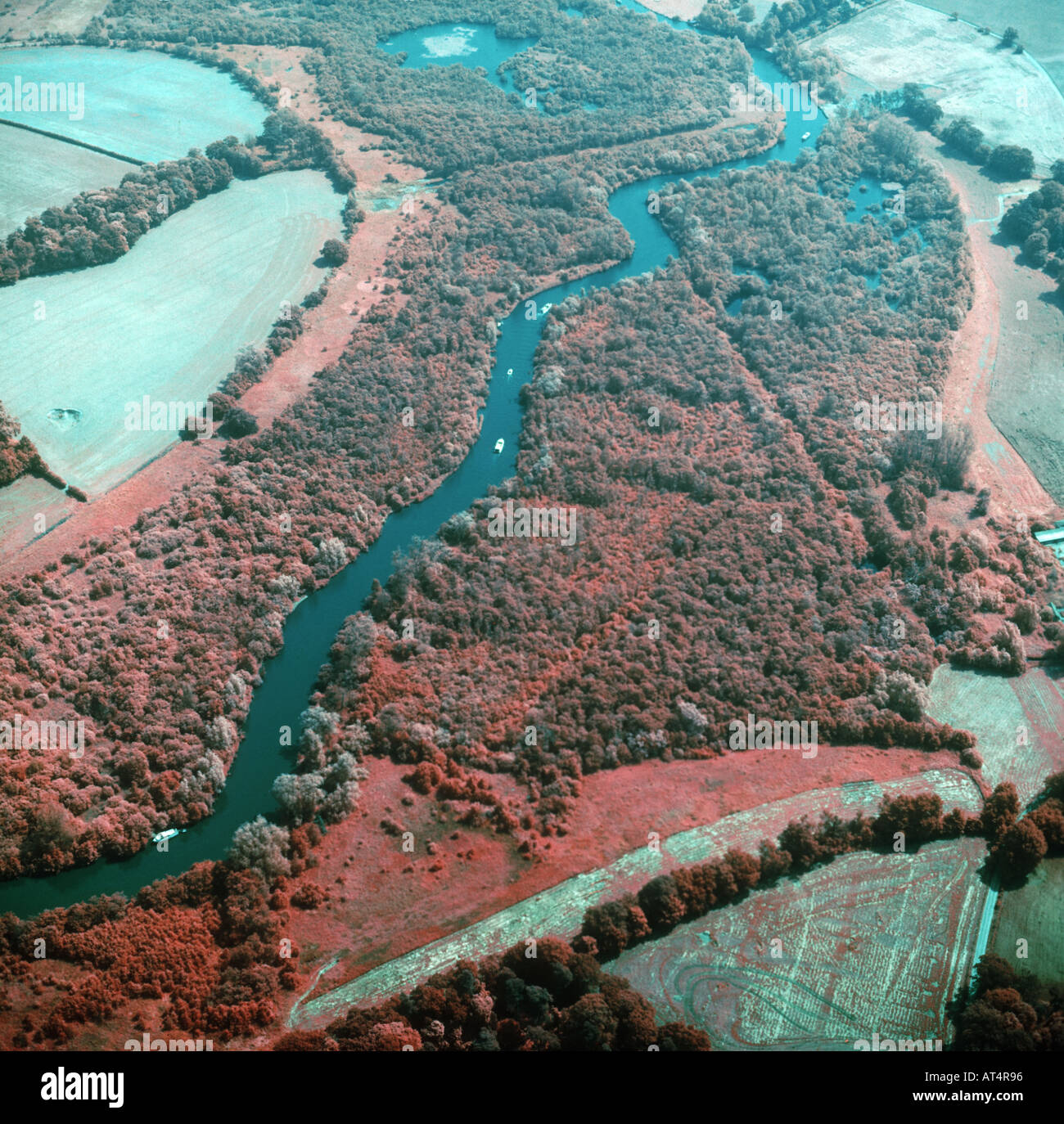 Falschfarbenbild Infrarot-Luftaufnahme der Norfolk Broads Wasser blau gesunde Pflanzen sind rot Stockfoto