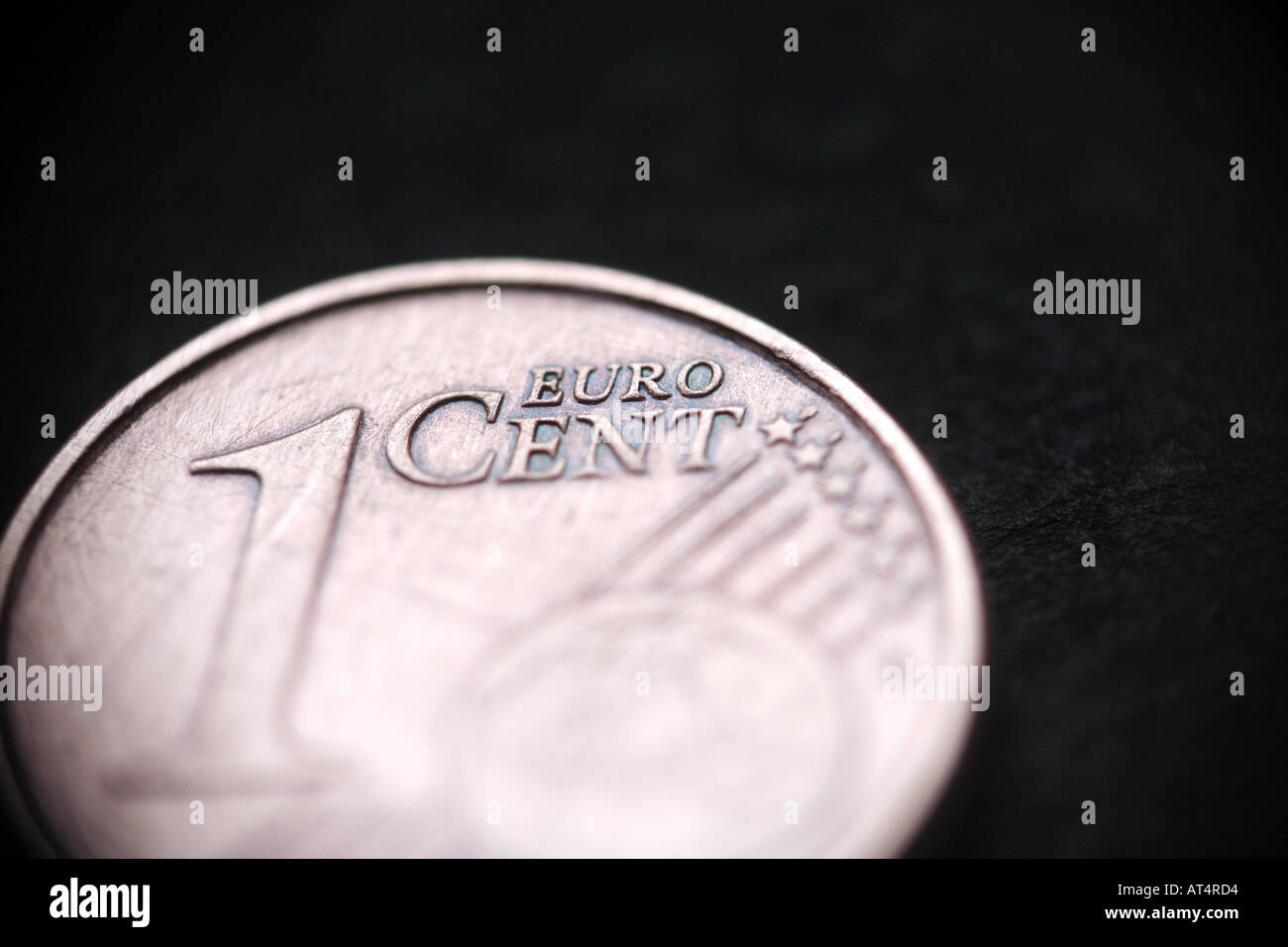 Hautnah auf 1 Euro-Cent-Münze über einen schwarzen Hintergrund. Stockfoto