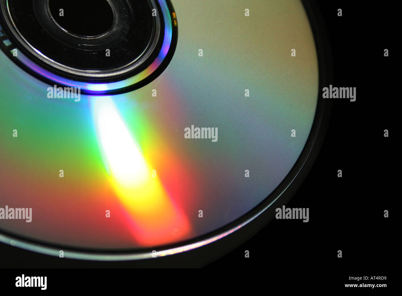 CD-ROM oder DVD mit Regenbogen Reflexionen über einen schwarzen Hintergrund Stockfoto