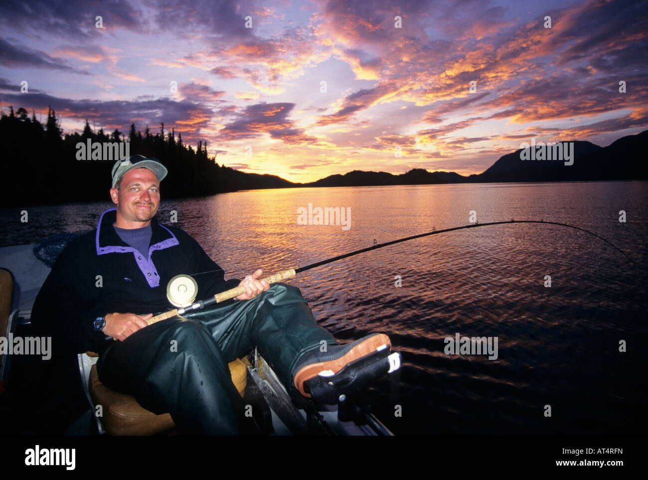 Angler Lachs Angeln bei Sonnenuntergang Arbeit Kanal British Columbia Stockfoto
